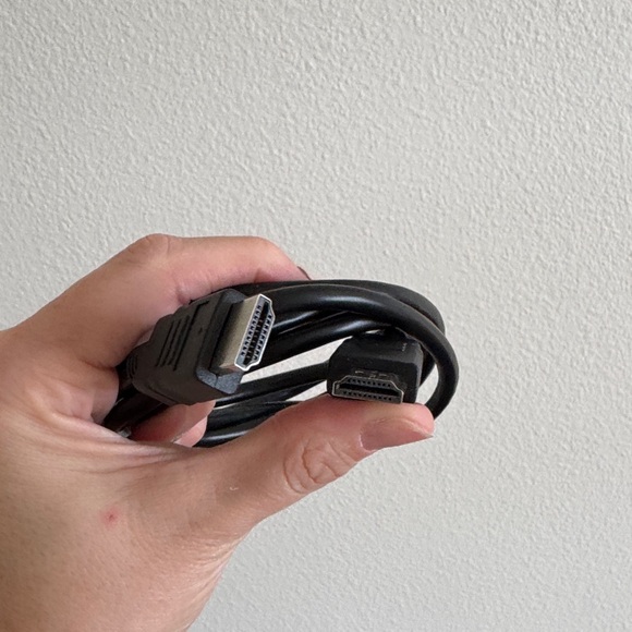 Auking White Projector with Remote - Picture 10 of 11